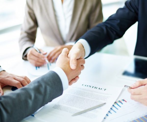 handshake-close-up-executives_1098-1384